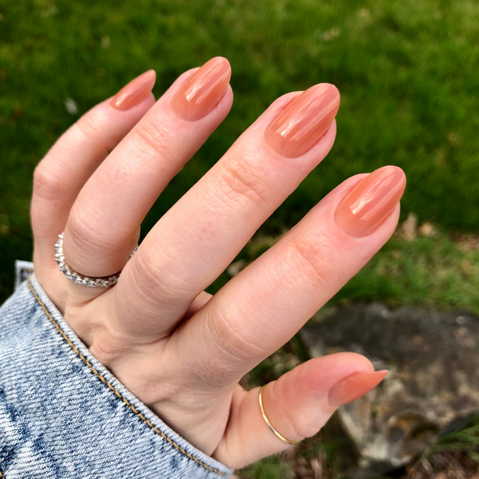 Caramel Syrup Gradient - Press-On | Medium | Oval showing hand with medium oval warm caramel gradient press-on mani outdoors