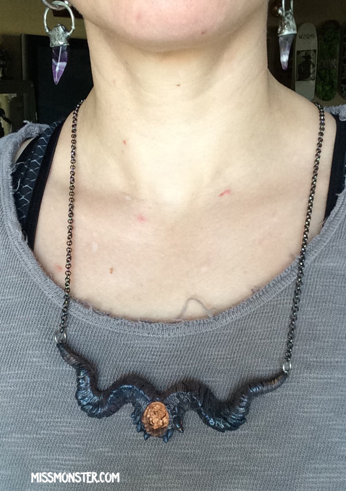 FAMILIAR HORN PENDANT