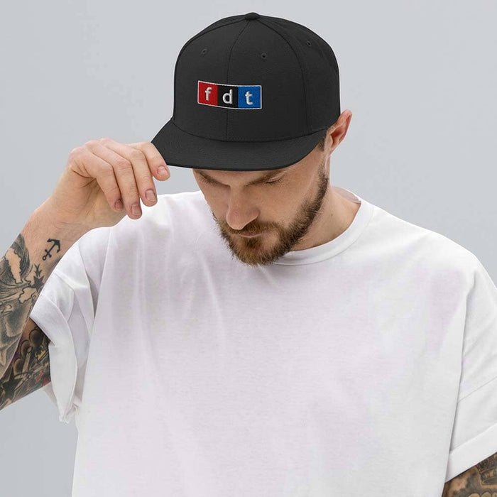 FDT 6-panel Flatbill black on man