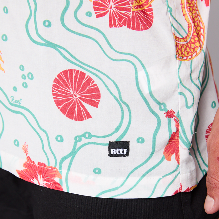 Camisa Reef Men Blanca Dragones Rojos y Flores