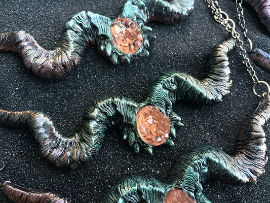 FAMILIAR HORN PENDANT