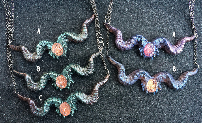 FAMILIAR HORN PENDANT