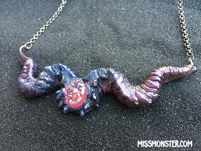 FAMILIAR HORN PENDANT