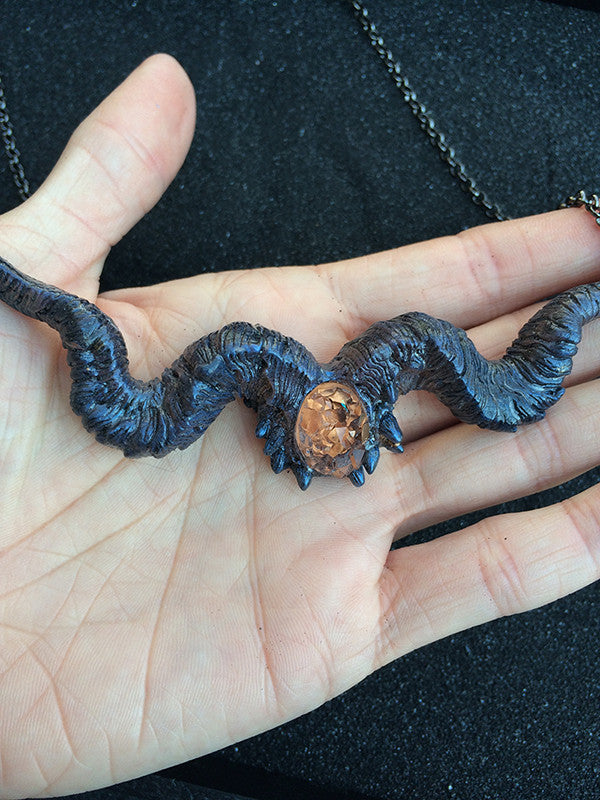 FAMILIAR HORN PENDANT