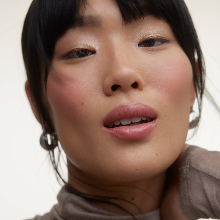 Wonderblush-Le Fard Blush Powder-Makeup-LeFard-ModelLightSkin-Corail-The Detox Market | Corail - Bright peach