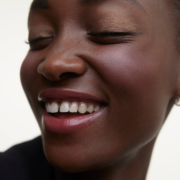 Wonderblush-Le Fard Blush Powder-Makeup-LeFard-ModelDarkSkin-Framboise-The Detox Market | Framboise - Plum berry