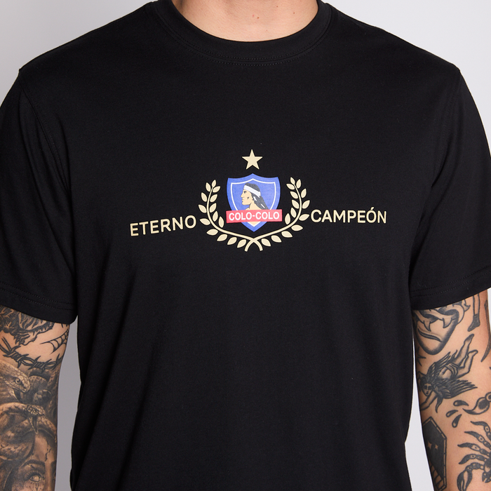 Polera Colo Colo Urbano Hombre Eterno Campeón Negro Escudo Verano