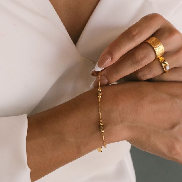Classic sunstone  bracelet and gold rings combination on her