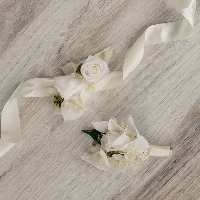 White Dried Boutonniere And Corsage Pack Apron - Image